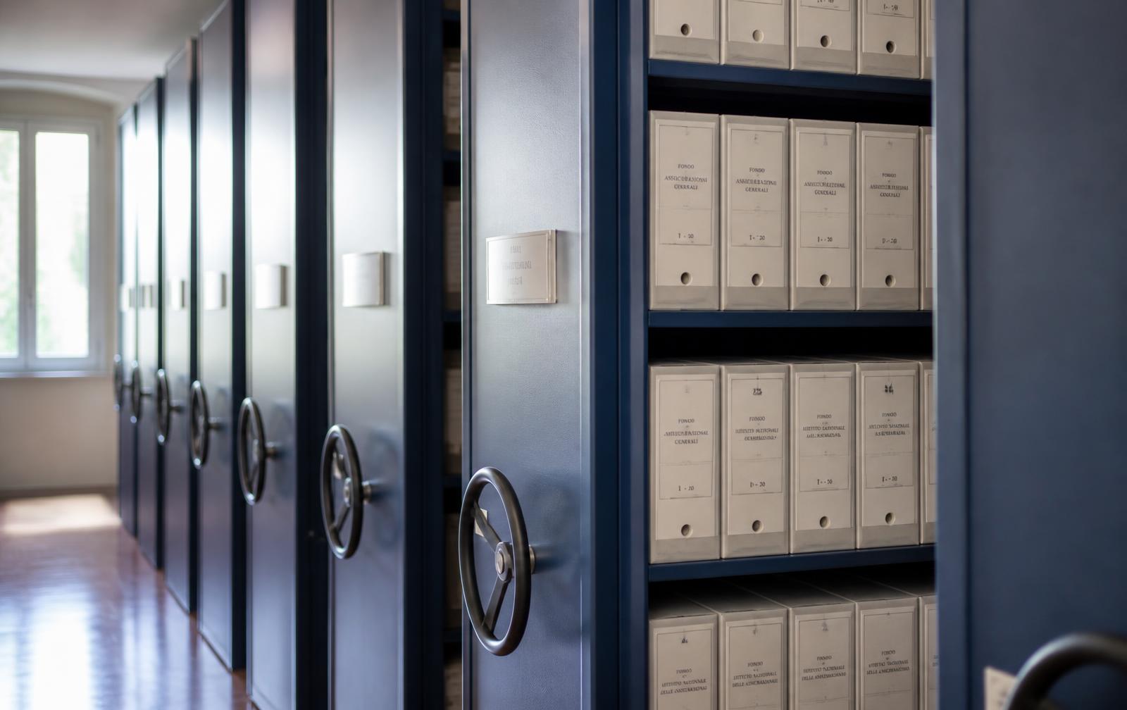 Scaffalature compatte di un archivio ordinato con scatole documentali etichettate
